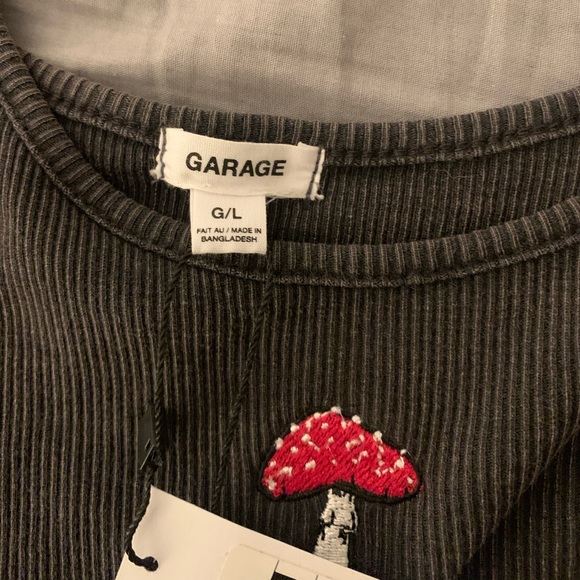 NWT cropped tank with embroidered design - Picture 2 of 3